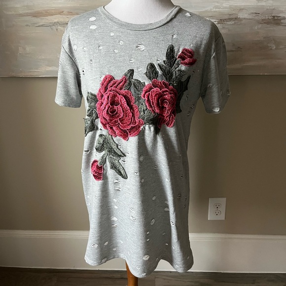 Local Lab rose appliqué distressed top - Picture 1 of 9